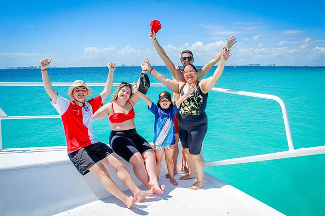 Catamaran Oceanix Isla Mujeres + Snorkeling in Cancun