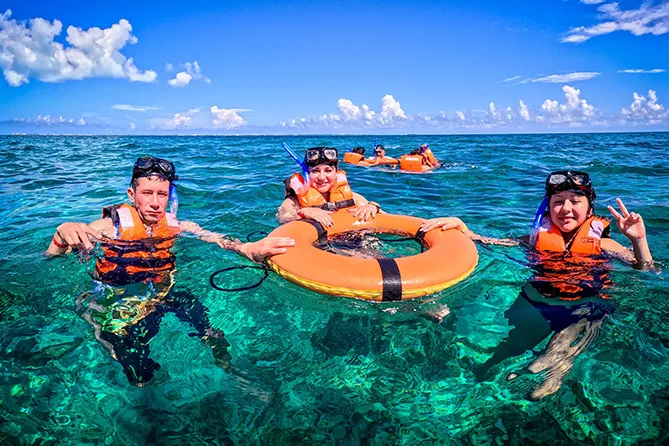 Catamaran Oceanix Isla Mujeres + Snorkeling in Cancun